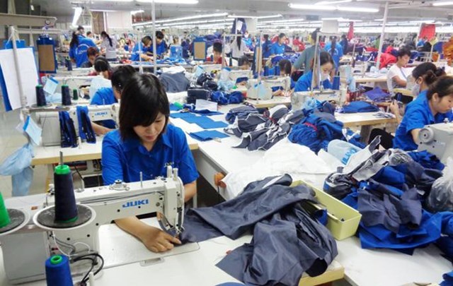 Người lao động l&agrave;m th&ecirc;m tr&ecirc;n 40 giờ nhưng kh&ocirc;ng qu&aacute; 60 giờ trong 1 th&aacute;ng.