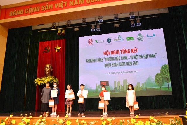 Bạn B&ugrave;i Kh&aacute;nh An &ndash; Lớp 1E (đứng thứ 2 từ tr&aacute;i sang) nhận giấy chứng nhận Đại sứ xanh: Đ&atilde; c&oacute; b&agrave;i dự thi &ldquo;Đại sứ xanh&rdquo; đại diện quận Ho&agrave;n Kiếm tham gia dự thi cấp th&agrave;nh phố năm 2021