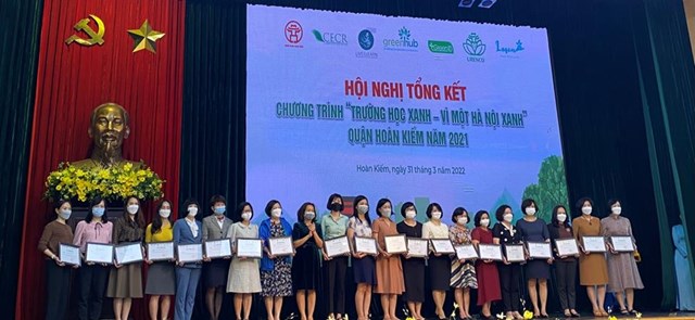 Trường Tiểu học Tr&agrave;ng An nhận giấy chứng nhận đ&atilde; tham gia chương tr&igrave;nh &ldquo;X&acirc;y dựng trường học xanh - V&igrave; một H&agrave; Nội xanh&rdquo; tr&ecirc;n địa b&agrave;n quận Ho&agrave;n Kiếm năm 2021