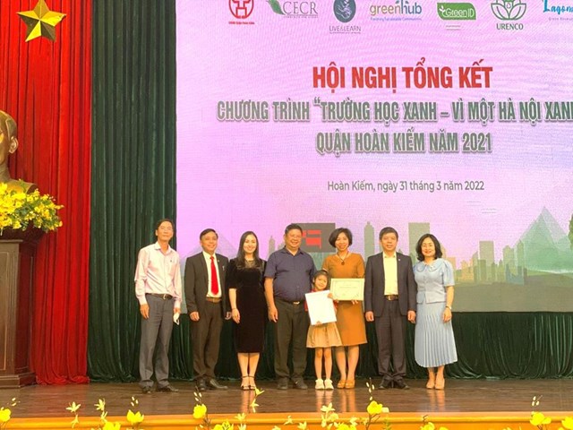 Nh&agrave; gi&aacute;o Trần Thị B&iacute;ch Li&ecirc;n v&agrave; bạn B&ugrave;i Kh&aacute;nh An chụp ảnh lưu niệm cũng c&aacute;c đồng ch&iacute; l&atilde;nh đạo Quận Ho&agrave;n Kiếm