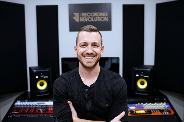 The Recording Revolution đem về cho Graham khoảng 40.000 USD/th&aacute;ng.
