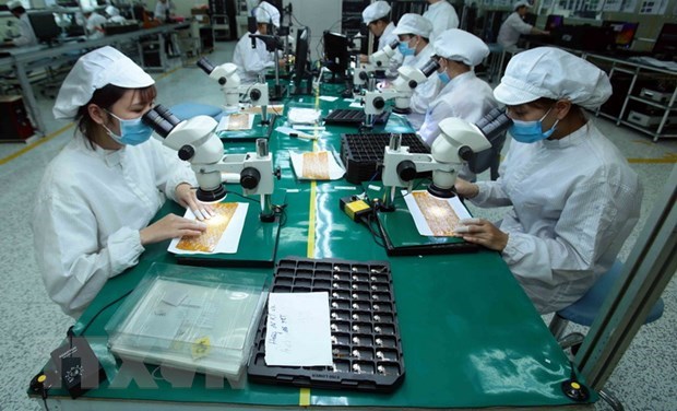 Sản xuất&nbsp;linh kiện điện tử. (Ảnh: Phạm Ki&ecirc;n/TTXVN)