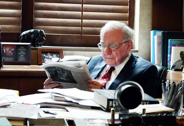 Người gi&agrave;u nhất ng&agrave;nh t&agrave;i ch&iacute;nh đầu tư vẫn gọi t&ecirc;n nh&agrave; huyền thoại Warren Buffett. Hiện &ocirc;ng sở hữu khối t&agrave;i sản l&ecirc;n tới 106 tỷ USD.