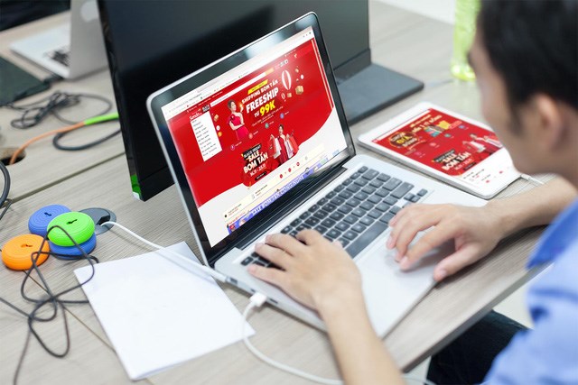 Tr&aacute;ch nhiệm của chủ s&agrave;n l&agrave; yếu tố then chốt trong quản l&yacute; chất lượng h&agrave;ng h&oacute;a tr&ecirc;n s&agrave;n thương mại điện tử. (Ảnh minh họa)