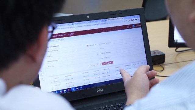 Đ&ocirc;n đốc triển khai cập nhật, kết nối, chia sẻ dữ liệu với Cơ sở dữ liệu quốc gia về c&aacute;n bộ, c&ocirc;ng chức, vi&ecirc;n chức