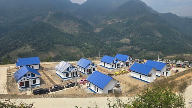 Những ng&ocirc;i nh&agrave; chắc chắn tại L&agrave;ng t&igrave;nh nghĩa Kh&aacute;nh Mailisa.