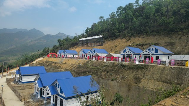 Vợ chồng doanh nh&acirc;n Phan Thị Mai v&agrave; Ho&agrave;ng Kim Kh&aacute;nh chủ động đề xuất x&acirc;y dựng 40 căn nh&agrave; t&igrave;nh thương khang trang cho những hộ gia đ&igrave;nh kh&oacute; khăn nhất.