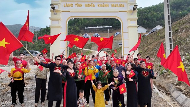 Người d&acirc;n L&agrave;ng t&igrave;nh nghĩa Kh&aacute;nh Mailisa vui mừng v&igrave; sắp được chuyển v&agrave;o ng&ocirc;i nh&agrave; mới khang trang.