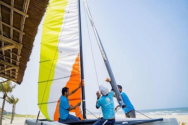 H&igrave;nh ảnh sản phẩm thuyền buồm Hai Water Sports giao h&agrave;ng cho TuiBlue Resort Quảng Nam