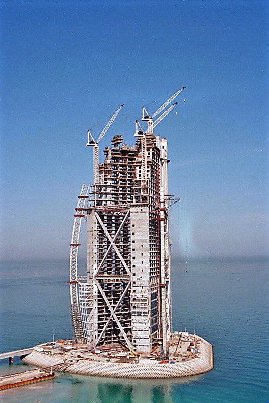 Một cấu tr&uacute;c th&eacute;p gồm những thanh th&eacute;p khổng lồ xếp ch&eacute;o, nối liền 2 c&aacute;nh cung kim loại gắn ph&iacute;a ngo&agrave;i c&ocirc;ng tr&igrave;nh kh&ocirc;ng chỉ mang vẻ đẹp độc đ&aacute;o m&agrave; c&ograve;n gi&uacute;p kh&aacute;ch sạn chịu được t&aacute;c động từ thi&ecirc;n nhi&ecirc;n.