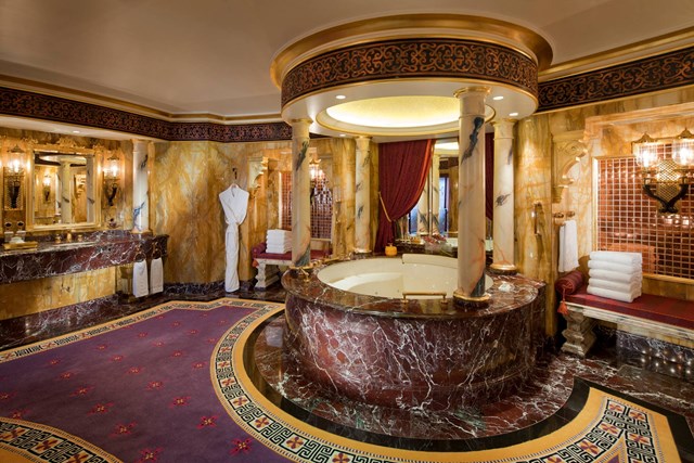 Burj Al Arab sở hữu 202 ph&ograve;ng ốc được thiết kế sang trọng. Căn nhỏ nhất c&oacute; diện t&iacute;ch l&agrave; 169m2, trong khi căn rộng nhất l&agrave; ph&ograve;ng Royal Suite với diện t&iacute;ch l&ecirc;n đến 780m2. Đ&acirc;y cũng l&agrave; kh&aacute;ch sạn c&oacute; gi&aacute; cả đắt đỏ nhất tr&ecirc;n thế giới, với chi ph&iacute; một đ&ecirc;m l&agrave; khoảng từ 1.000 - 15.000 USD, ri&ecirc;ng ph&ograve;ng Royal l&agrave; 24.000 USD (khoảng 550 triệu đồng).