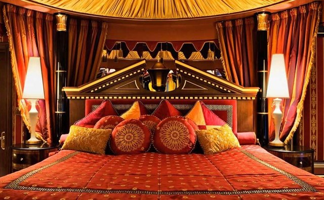 Kh&aacute;ch lưu tr&uacute; c&oacute; thể lựa chọn 17 loại gối với k&iacute;ch thước v&agrave; độ mềm kh&aacute;c nhau để c&oacute; được giấc ngủ &ecirc;m &aacute;i nhất. Phần đệm trong c&aacute;c ph&ograve;ng nghỉ cũng được đầu tư, c&oacute; c&aacute;i c&oacute; gi&aacute; tới 15.000 USD.
