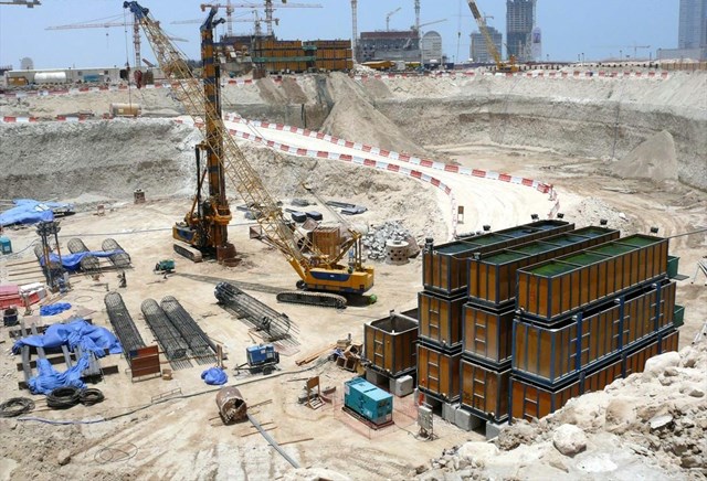 Đ&aacute;ng ch&uacute; &yacute;, phải mất đến 3 năm, h&ograve;n đảo nh&acirc;n tạo v&agrave; phần m&oacute;ng của&nbsp;t&ograve;a nh&agrave; mới được ho&agrave;n thiện. Những khối b&ecirc; t&ocirc;ng khổng lồ đ&atilde; được thiết kế ri&ecirc;ng để bọc b&ecirc;n ngo&agrave;i phần l&otilde;i của h&ograve;n đảo, c&oacute; t&aacute;c dụng hấp thụ v&agrave; l&agrave;m giảm bớt&nbsp;lực t&aacute;c động của s&oacute;ng biển v&agrave;o c&ocirc;ng tr&igrave;nh.