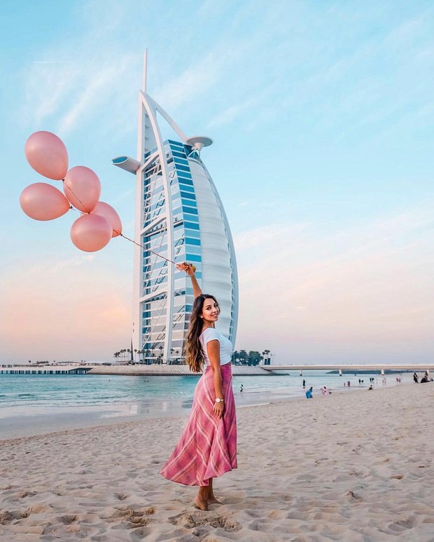 Được thiết kế bởi kiến tr&uacute;c sư nổi tiếng Tom Wright, Burj Al Arab mất 6 năm mới ho&agrave;n thiện v&agrave; l&agrave; một trong những kh&aacute;ch sạn cao nhất thế giới với 56 tầng, cao 321m.&nbsp;