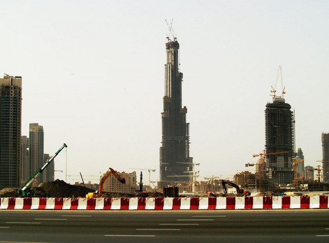 Burj Khalifa mất 5 năm để ho&agrave;n th&agrave;nh, lượng nh&acirc;n c&ocirc;ng l&ecirc;n tới 12.000 người, chi ph&iacute; x&acirc;y dựng l&agrave; hơn 1,5 tỷ USD. Tốc độ x&acirc;y dựng của t&ograve;a th&aacute;p cũng được xếp hạng nhanh nhất thế giới bởi c&oacute; những thời điểm chỉ cần 3 ng&agrave;y để ho&agrave;n th&agrave;nh th&ecirc;m một tầng mới.&nbsp;Trọng lượng của Burj Khalifa khi kh&ocirc;ng c&oacute; người l&agrave; 500.000 tấn.