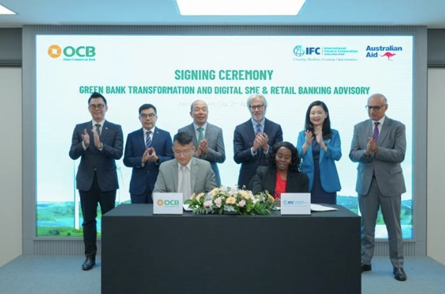 Đại diện OCB v&agrave; IFC thực hiện k&yacute; kết thỏa thuận tư vấn chuyển đổi ng&acirc;n h&agrave;ng xanh v&agrave; dịch vụ ng&acirc;n h&agrave;ng số. &nbsp;