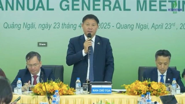 Chủ tịch HĐQT BSR B&ugrave;i Ngọc Dương trả lời thắc mắc của cổ đ&ocirc;ng.