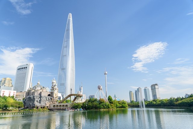 Để ph&ograve;ng chống hỏa hoạn tại t&ograve;a th&aacute;p, c&aacute;c lớp b&ecirc; t&ocirc;ng của Lotte World được thiết kế c&oacute; thể ngăn lửa l&acirc;y lan &iacute;t nhất 3 giờ.