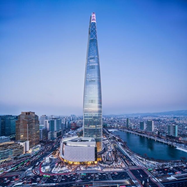Ho&agrave;n th&agrave;nh v&agrave;o năm 2016, t&ograve;a nh&agrave; Lotte&nbsp;World ở Seoul được mệnh danh l&agrave; "vương miện ngọc của H&agrave;n Quốc".