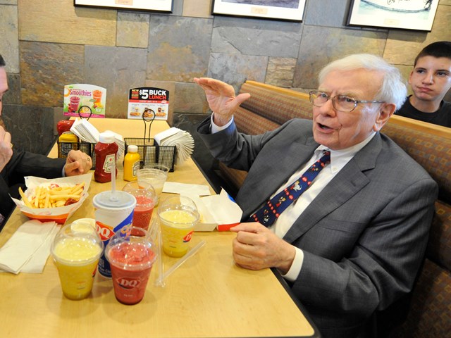 Đ&#226;y l&#224; cơ hội cuối c&#249;ng để ăn trưa c&#249;ng huyền thoại đầu tư Buffett - Ảnh 1