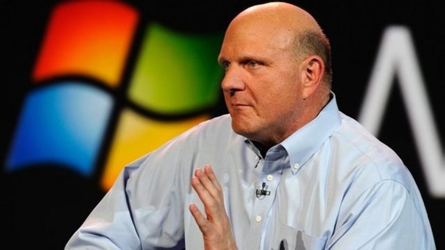 Steve Ballmer trở th&agrave;nh CEO của Microsoft th&aacute;ng 1/2000.