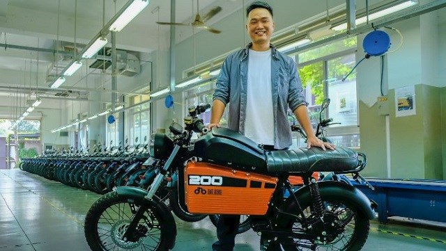 Nh&agrave; s&aacute;ng lập ki&ecirc;n CEO Nguyễn B&aacute; Cảnh Sơn b&ecirc;n cạnh d&ograve;ng Weaver 200. Ảnh: Techcruch