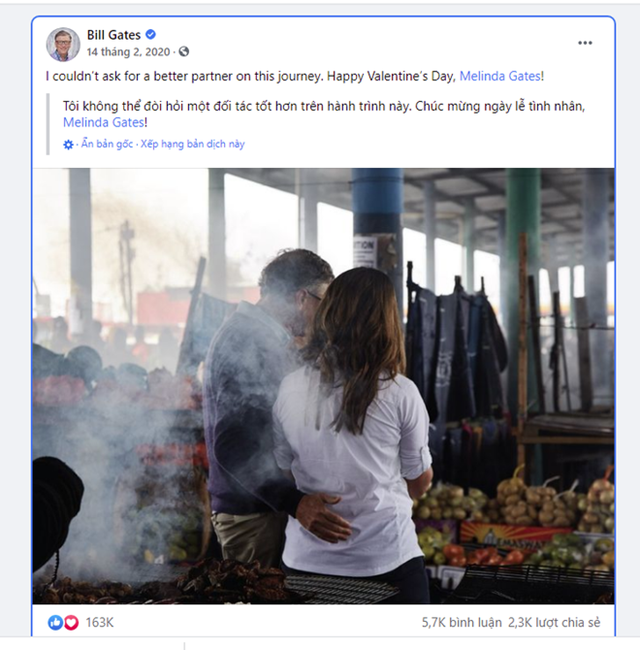 V&agrave;o ng&agrave;y Valentine năm 2020, Bill Gates c&ograve;n đăng tải tấm h&igrave;nh v&ograve;ng tay &ocirc;m vợ tr&ecirc;n Instagram c&aacute; nh&acirc;n c&ugrave;ng d&ograve;ng chữ "T&ocirc;i kh&ocirc;ng thể t&igrave;m được ở đ&acirc;u một người đồng h&agrave;nh tuyệt vời hơn trong đời".