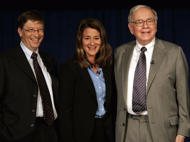 V&agrave;o năm 2010, Gates v&agrave; vợ Melinda phối hợp c&ugrave;ng&nbsp;Warren Buffett&nbsp;khởi xướng chiến dịch mang t&ecirc;n &ldquo;Cam kết cho đi&rdquo; (The Giving Pledge), để khuyến kh&iacute;ch c&aacute;c tỷ ph&uacute; t&agrave;i trợ &iacute;t nhất một nửa t&agrave;i sản của họ cho c&aacute;c hoạt động thiện nguyện.&nbsp;