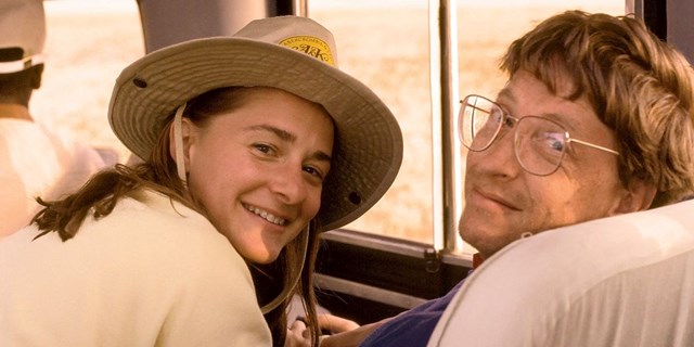 Bill Gates v&agrave; Melinda French gặp nhau lần đầu v&agrave;o năm 1987, khi b&agrave; gia nhập Microsoft với tư c&aacute;ch l&agrave; gi&aacute;m đốc sản phẩm. Trong một dịp d&atilde; ngoại của c&ocirc;ng ty, Bill Gates từng ngỏ lời mời b&agrave; đi ăn tối nhưng về cơ bản Bill bị từ chối.