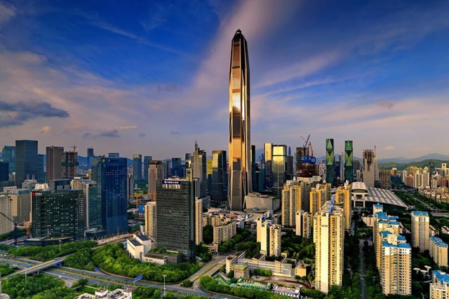 Trung t&acirc;m t&agrave;i ch&iacute;nh quốc tế Ping An được trang bị với 33 thang m&aacute;y, với tốc độ di chuyển cao nhất l&ecirc;n tới 10m/s. Điều đ&oacute; c&oacute; nghĩa bạn chỉ mất khoảng v&agrave;i chục gi&acirc;y l&agrave; c&oacute; thể đi từ mặt đất l&ecirc;n ph&iacute;a tr&ecirc;n đỉnh t&ograve;a th&aacute;p.