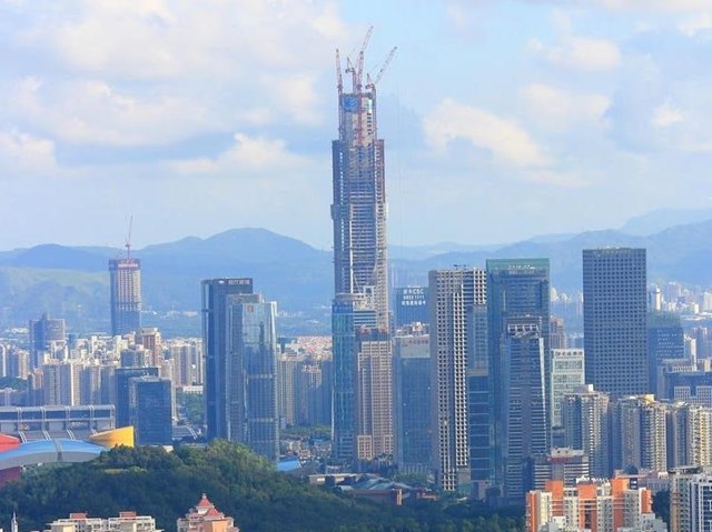 Để c&oacute; thể "g&aacute;nh" được t&ograve;a th&aacute;p nặng v&agrave;i trăm tấn, phần m&oacute;ng của Ping An IFC được t&iacute;nh to&aacute;n kỹ lưỡng với những cột trụ th&eacute;p d&agrave;i đến cả v&agrave;i chục m&eacute;t đ&oacute;ng s&acirc;u xuống nền đất.&nbsp;Phần l&otilde;i b&ecirc; t&ocirc;ng của t&ograve;a nh&agrave; d&agrave;i 555m.&nbsp;