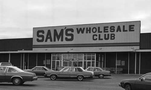 Sam Walton đ&atilde; dốc sạch tiền để mở cửa h&agrave;ng b&aacute;n lẻ đầu ti&ecirc;n tại&nbsp;tại thị trấn Bentonville năm 1962.