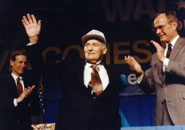 Hồ sơ tỷ ph&#250; - Kỳ 17: Sam Walton - &quot;&#244;ng vua b&#225;n lẻ&quot; đưa gia tộc Walton đạt đến đỉnh cao của sự gi&#224;u c&#243; v&#224; thịnh vượng - Ảnh 1