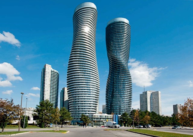 Nằm ở v&ugrave;ng ngoại &ocirc; ph&iacute;a T&acirc;y Nam Toronto, Canada, Absolute Towers với h&igrave;nh d&aacute;ng lượn s&oacute;ng ho&agrave;n hảo đ&atilde; l&agrave;m lu mờ những t&ograve;a nh&agrave; h&igrave;nh hộp nh&agrave;m ch&aacute;n.