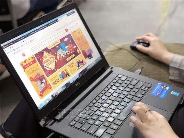 Với doanh thu thương mại điện tử B2C (kinh doanh trực tiếp đến người ti&ecirc;u d&ugrave;ng) to&agrave;n cầu năm 2023 dự kiến đạt 2.883 tỷ USD. Ảnh minh họa: Mỹ Phương/TTXVN