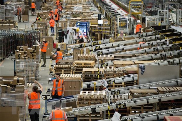 Nh&acirc;n vi&ecirc;n đ&oacute;ng g&oacute;i h&agrave;ng h&oacute;a cho kh&aacute;ch h&agrave;ng tại một trung t&acirc;m dịch vụ của Amazon.&nbsp;