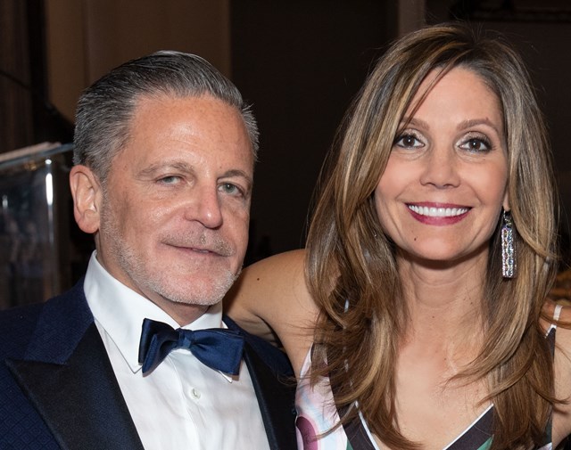 Dan Gilbert c&ugrave;ng với vợ Jennifer rất th&iacute;ch l&agrave;m từ thiện.