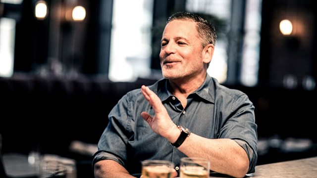 Dan Gilbert c&ugrave;ng người em&nbsp;th&agrave;nh lập&nbsp;c&ocirc;ng ty t&agrave;i ch&iacute;nh cho vay Rock Financial v&agrave;o năm 1985