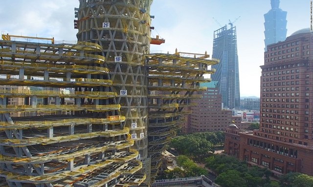 Một số chi tiết nổi bật của t&ograve;a nh&agrave; c&oacute; thể kể đến như s&agrave;n xoay dần từ tầng trệt l&ecirc;n đến tầng m&aacute;i đ&uacute;ng bằng một g&oacute;c 45 độ tạo cảm gi&aacute;c như cả c&ocirc;ng tr&igrave;nh đang đi l&ecirc;n. Việc t&ograve;a nh&agrave; "xoay" đảm bảo người d&acirc;n c&oacute; thể nh&igrave;n to&agrave;n cảnh đường ch&acirc;n trời một c&aacute;ch ch&acirc;n thực nhất.&nbsp;&nbsp;
