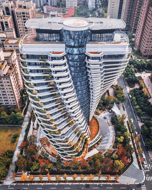 Nằm k&eacute; b&ecirc;n t&ograve;a th&aacute;p Taipei 101 nổi tiếng ở Đ&agrave;i Bắc, t&ograve;a nh&agrave; Tao Zhu Yin Yuan l&agrave; c&ocirc;ng tr&igrave;nh kiến tr&uacute;c xanh, mang vẻ đẹp độc đ&aacute;o của hệ sinh th&aacute;i bền vững.