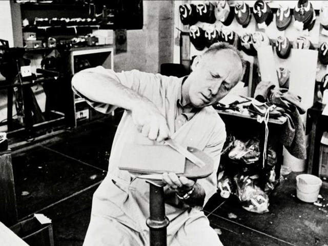 Mẫu gi&agrave;y đầu ti&ecirc;n của Nike do Bowerman thiết kế nảy sinh từ &yacute; tưởng l&agrave;m b&aacute;nh waffle.