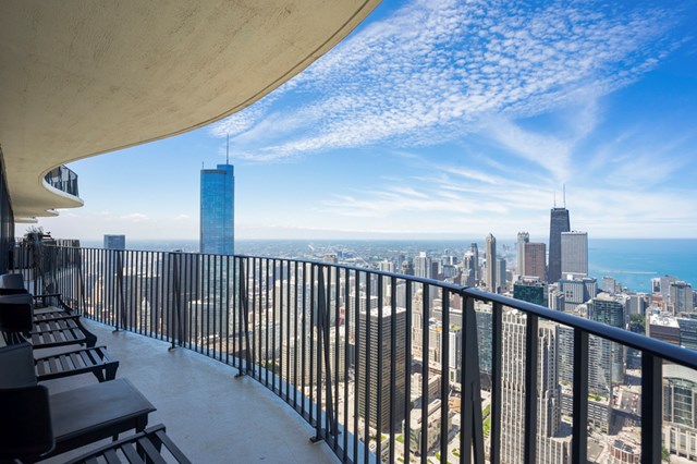 Đ&aacute;ng ch&uacute; &yacute;, tầng 8 của t&ograve;a nh&agrave; sở hữu "m&aacute;i nh&agrave; xanh" lớn nhất Chicago với diện t&iacute;ch 7.300m2, bao gồm nhiều loại c&acirc;y trồng kh&aacute;c nhau v&agrave; cả hồ bơi ngo&agrave;i trời, s&acirc;n tập yoga...