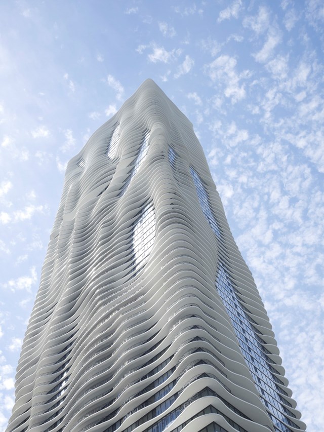 Kh&ocirc;ng dừng lại ở đ&oacute;, mặt tiền "nhấp nh&ocirc;" n&agrave;y của Aqua Tower c&ograve;n l&agrave; nơi tạm nghỉ ch&acirc;n của nhiều lo&agrave;i chim di tr&uacute;. &Yacute; tưởng thiết kế mặt tiền của t&ograve;a nh&agrave; đ&atilde; khiến ban gi&aacute;m khảo của&nbsp;tổ chức bảo vệ quyền động vật PETA bị chinh phục ho&agrave;n to&agrave;n.