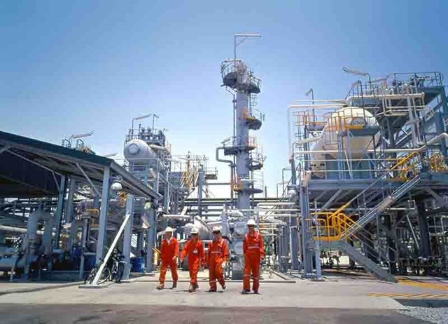 Đẩy mạnh c&ocirc;ng nghiệp ho&aacute;, hiện đại ho&aacute; đất nước gắn với ph&aacute;t triển kinh tế tri thức.