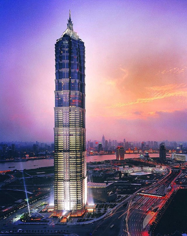 T&ograve;a nh&agrave; bao gồm c&aacute;c văn ph&ograve;ng hiện đại, kh&aacute;ch sạn 5 sao Grand Hyatt Thượng Hải, ph&ograve;ng triển l&atilde;m, ph&ograve;ng tiệc, đ&agrave;i quan s&aacute;t...