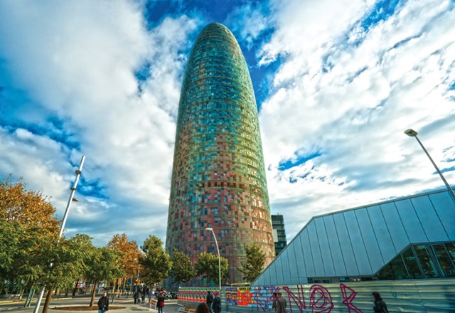 Điều n&agrave;y gi&uacute;p cho Torre Agbar được mệnh danh l&agrave; t&ograve;a th&aacute;p c&oacute; khả năng th&iacute;ch nghi kh&iacute; hậu, giảm thiểu &ocirc; nhiễm m&ocirc;i trường khi biết "lợi dụng" thời tiết v&agrave; điều kiện xung quanh để giảm bớt năng lượng ti&ecirc;u thụ.