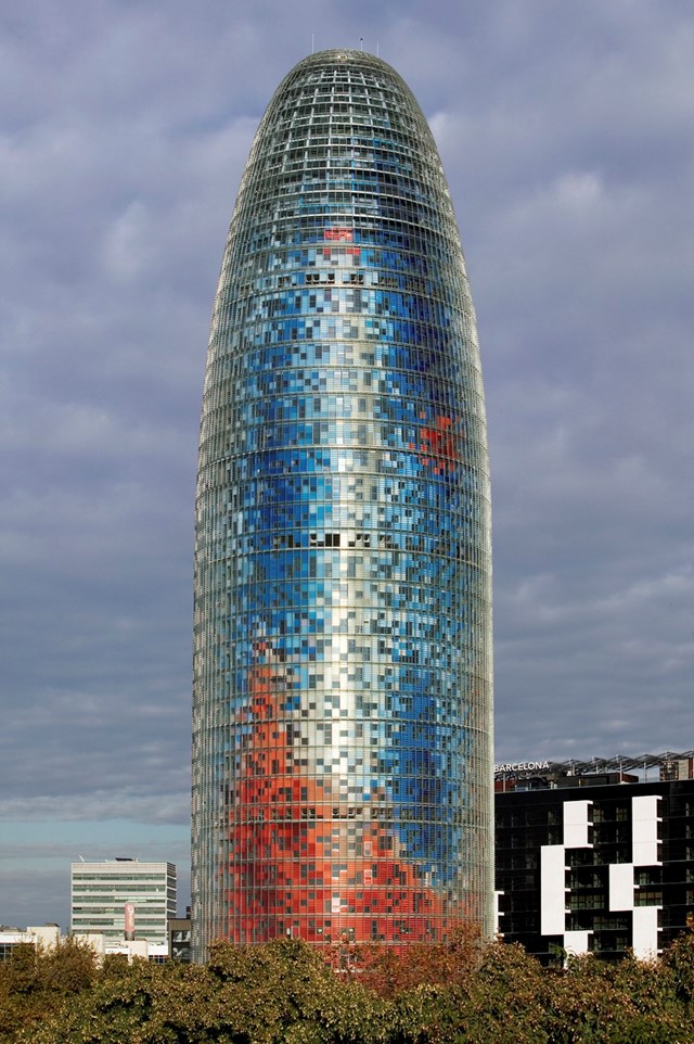 Theo kiến tr&uacute;c sư Nouvel, h&igrave;nh d&aacute;ng của Torre Agbar được lấy cảm hứng từ ngọn n&uacute;i của d&atilde;y Montserrat bao quanh Barcelona, đồng thời tr&ocirc;ng giống một mạch nước phun l&ecirc;n kh&ocirc;ng trung. Ch&iacute;nh bởi h&igrave;nh d&aacute;ng đặc biệt n&agrave;y m&agrave; t&ograve;a nh&agrave; c&ograve;n c&oacute; biệt hiệu kh&aacute;c l&agrave; "l'ob&uacute;s" (con nhộng).