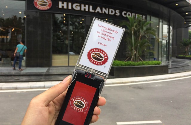 H&igrave;nh ảnh thiết bị b&aacute;o rung của Highlands Coffee.