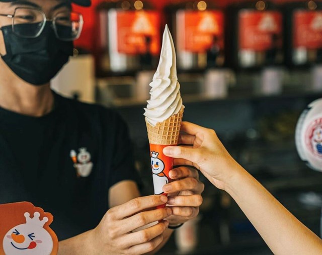 Kem ốc quế Mixue c&oacute; mức gi&aacute; b&aacute;n 10.000 đồng/sản phẩm.
