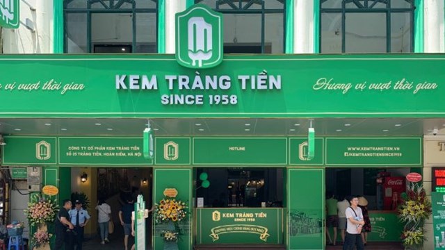 Kem Tr&agrave;ng Tiền c&oacute; bộ nhận diện thương hiệu mới với sắc xanh c&ugrave;ng slogani "Hương vị vượt thời gian".